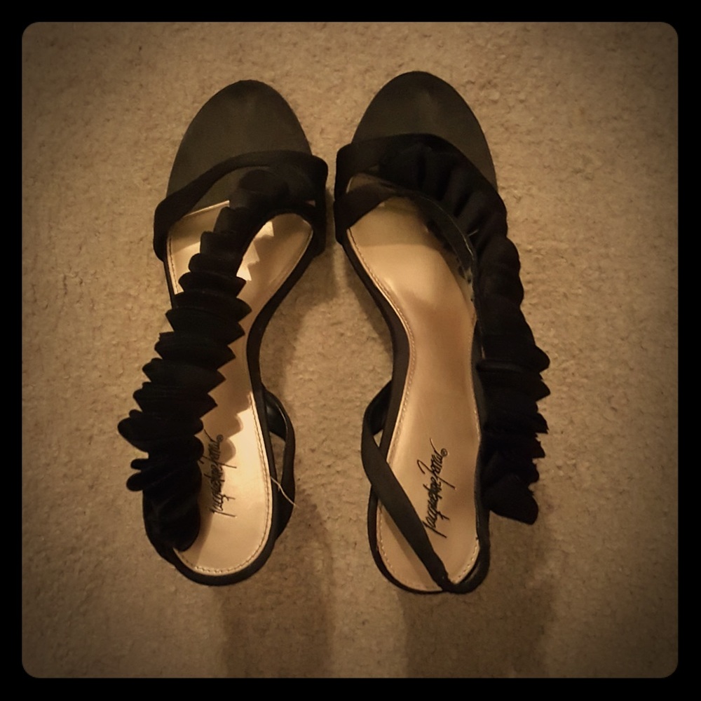 Elegant cross strap shoe  for a formal night out